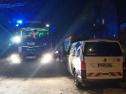 das technische hilfswerk thw fuellt diesel bei einem notstromaggregat in berlin nikolassee nach nachdem der notstrom ausgegangen war zehntausende menschen im suedwesten der hauptstadt haben keinen strom