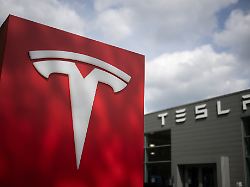 das tesla logo steht an einem autohaus der gewinn des elektroauto herstellers tesla ist im ersten quartal nach dem rueckgang der auslieferungen eingebrochen wie das unternehmen mitteilte