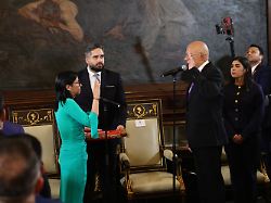 delcy rodriguez l nachfolgerin des durch us spezialeinheiten gefangen genommenen venezolanischen praesidenten maduro wird als geschaeftsfuehrende praesidentin vereidigt