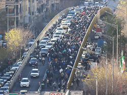 demonstranten marschieren in der innenstadt von teheran bei einem protest gegen die schlechten wirtschaftlichen bedingungen 1