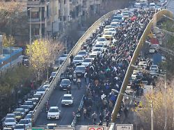 demonstranten marschieren in der innenstadt von teheran bei einem protest gegen die schlechten wirtschaftlichen bedingungen