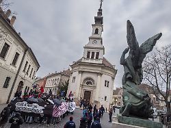 demonstration von antifa aktivisten in budapest anlass ist der alljaehrliche aufmarsch von rechtsextremisten dem so genannten tag der ehre am 11 februar jedes jahres budapest ungarn 08 02