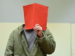 der angeklage haelt einen schnellhefter vor sein gesicht strafverfahren gegen farhad n wegen mordes u a seidlstrasse am 16 01