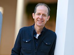 der autor stephan schaefer bei einer lesung sein roman bestseller 25 letzte sommer wird verfilmt und kommt in die kinos