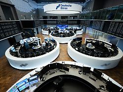 der dax auf der anzeigetafel der frankfurter boerse der dax legte 2025 um 23 prozent zu die aussichten fuer 2026 bleiben trotz globaler unsicherheiten optimistisch
