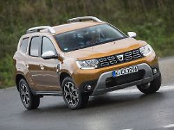 der dacia duster steht staemmig auf der strasse