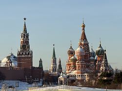 der kreml l und die basilius kathedrale r erstrahlen in der nachmittagssonne am roten platz