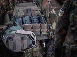 der plattentraeger eines soldaten der panzerbrigade litauen unterhalten sich in nemencine 05 01 2026