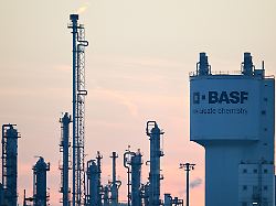 der schriftzug basf ist an einer industrieanlage auf dem gelaende des chemieunternehmens basf angebracht