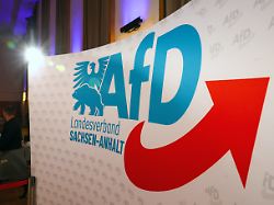 der schriftzug der partei und das partei logo sind beim landesparteitag der afd zu sehen der landesparteitag der afd sachsen anhalt wird mit aufstellung der landesliste zur landtagswahl 2026 fortgesetzt