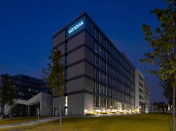 der schriftzug des wohnungsunternehmens vonovia leuchtet an der firmenzentrale der vonovia konzern stellt am 07 05 2019 seine quartalszahlen vor