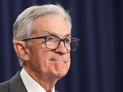 der vorsitzende der federal reserve fed jerome powell reagiert waehrend einer pressekonferenz bei der federal reserve