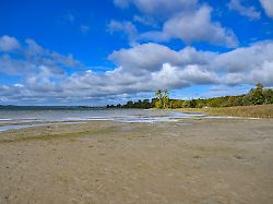 der wasserpegel im parsteiner see ist deutlich gesunken der parsteiner see umgangssprachlich meist parsteinsee ist mit 1003 hektar flaeche der drittgroesste natuerliche see in brandenburg