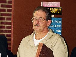 der ehemalige cia agent aldrich ames verlaesst das bundesgericht nachdem er sich der spionage und steuerhinterziehung schuldig bekannt hat