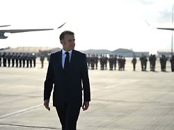 der franzoesische praesident emmanuel macron besichtigt die truppen auf dem luftwaffenstuetzpunkt istres in suedfrankreich