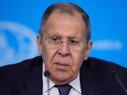 der russische aussenminister sergej lawrow gestikuliert waehrend seiner jaehrlichen pressekonferenz zu jahresbeginn