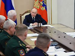 der russische praesident wladimir putin hinten m nimmt an einem treffen mit hochrangigen militaeroffizieren im kreml teil