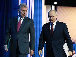 der russische praesident wladimir putin r und kreml sprecher dmitri peskow verlassen jaehrliche pressekonferenz und buergerfragestunde am gostinny dvor