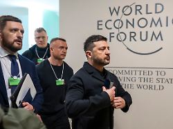 der ukrainische praesident wolodymyr selenskyj geht durch den korridor als er zum jahrestreffen des weltwirtschaftsforums eintrifft