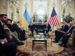 der ukrainische praesident wolodymyr selenskyj hinten links sitzt neben us sondergesandte steve witkoff vor dem gespraechen in der residenz des us botschafters in paris