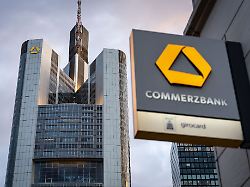 die commerbank zentrale und das logo des kreditinstituts an einer filiale in frankfurt am main