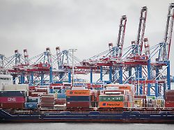 die container eines kleinen frachtschiffs am terminal burchardkai sind verschneit