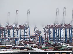 die container und krananlagen am terminal burchardkai ctb der hamburger hafen und logistik ag hhla sind verschneit
