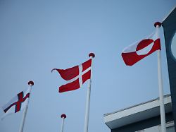 die flaggen der faeroeer inseln sowie von daenemark und groenland wehen vor dem arktischen kommando in der groenlaendischen hauptstadt nuuk