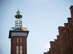 die konzernzentrale von rtl in deutschland an der koelner messe das rtl logo am messeturm feature symbolfoto randmotiv 04 12 2025 in koeln