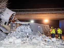 die ladung eines lastwagens liegt nach einem unfall auf der autobahn 93 a93 neben der fahrbahn im schnee