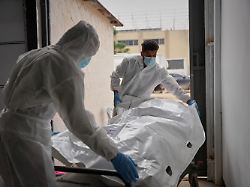 die leichen nicht identifizierter palaestinenser die im rahmen der waffenruhe aus israel zurueckgebracht wurden werden in das nasser krankenhaus in chan junis im gazastreifen gebracht