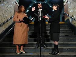 die new yorker generalstaatsanwaeltin letitia james l nimmt dem gewaehlten buergermeister zohran mamdani m den amtseid ab waehrend seine frau rama duwaji zuschaut 1