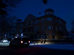 die polizei kontrolliert die betroffenen gegenden zur vermeidung von einbruechen waehrend des grossflaechigen stromausfalls im bezirk steglitz zehlendorf berlin 06 01