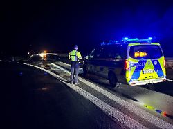 die polizei sperrt nach einer durch glaette ausgeloesten unfallserie mit mehreren toten und vielen verletzten einen autobahnabschnitt auf der a44