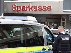 die polizei steht bei einer kundgebung vor der sparkasse in gelsenkirchen buer nach dem millionen coup von gelsenkirchen ruft die afd opfer auf sich zusammenzufinden um sich zu vernetzen