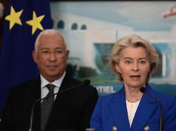 die praesidentin der europaeischen kommission ursula von der leyen r verliest eine erklaerung des praesidenten des europaeischen rates antonio costa im praesidentenpalast in baabda oestlich von beirut