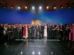 die preistraeger und laudatoren bei der verleihung des 38 europaeischen filmpreises 2026 im haus der kulturen der welt berlin 17 01