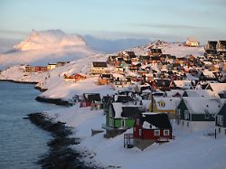 die sonne geht ueber einem teil der groenlaendischen hauptstadt nuuk unter