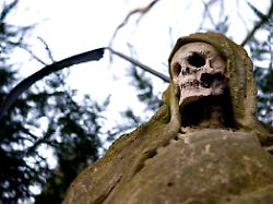 die statue des sensemann auf dem melaten friedhof eine vorlaeufige hochrechnung ergibt fuer deutschland 2025 insgesamt rund 1 0 bis 1 05 millionen sterbefaelle themenbild symbolbild koeln 30 12