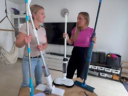 die testerinnen mit den unterschiedlichen elektrischen wischmopps