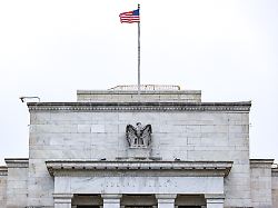 die us flagge weht an der federal reserve