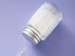 die verbraucherzentrale empfiehlt nicht mehr als 6 gramm salz pro tag zu konsumieren um das risiko von herz kreislauf erkrankungen zu minimieren