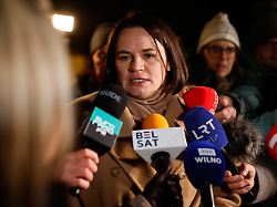 die belarussische oppositionsfuehrerin swetlana tichanowskaja spricht zu journalisten waehrend sie auf ein treffen mit freigelassenen belarussischen gefangenen in der us botschaft wartet