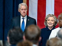 die ehemalige aussenministerin hillary clinton rechts und der ehemalige praesident bill clinton treffen vor der amtseinfuehrung des praesidenten in der rotunde des us kapitols in washington ein