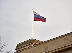 die russische flagge weht auf dem dach der russischen botschaft in berlin