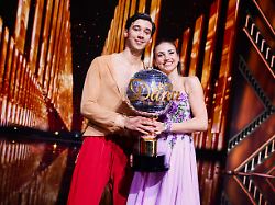 diego pooth influencer und ekaterina leonova profitaenzerin freuen sich mit dem pokal ueber den sieg im finale der rtl tanzshow let s dance im coloneum