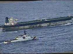 dieses bild aus einem vom us verteidigungsministerium zur verfuegung gestellten video zeigt das schiff der us kuestenwache munro der die ms bella 1 im nordatlantik waehrend einer seeoperation beschattet