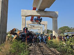 dieses mit einem handy aufgenommene foto zeigt die unfallstelle im bezirk sikhio in der thailaendischen provinz nakhon ratchasima