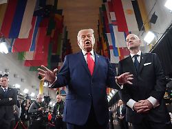 donald trump l und gianni infantino praesentieren sich auf dem roten teppich