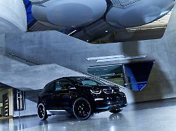 duales system der kleine elektrische bmw i3 wurde auch mit reichweitenverlaengerer in form eines verbrenners angeboten